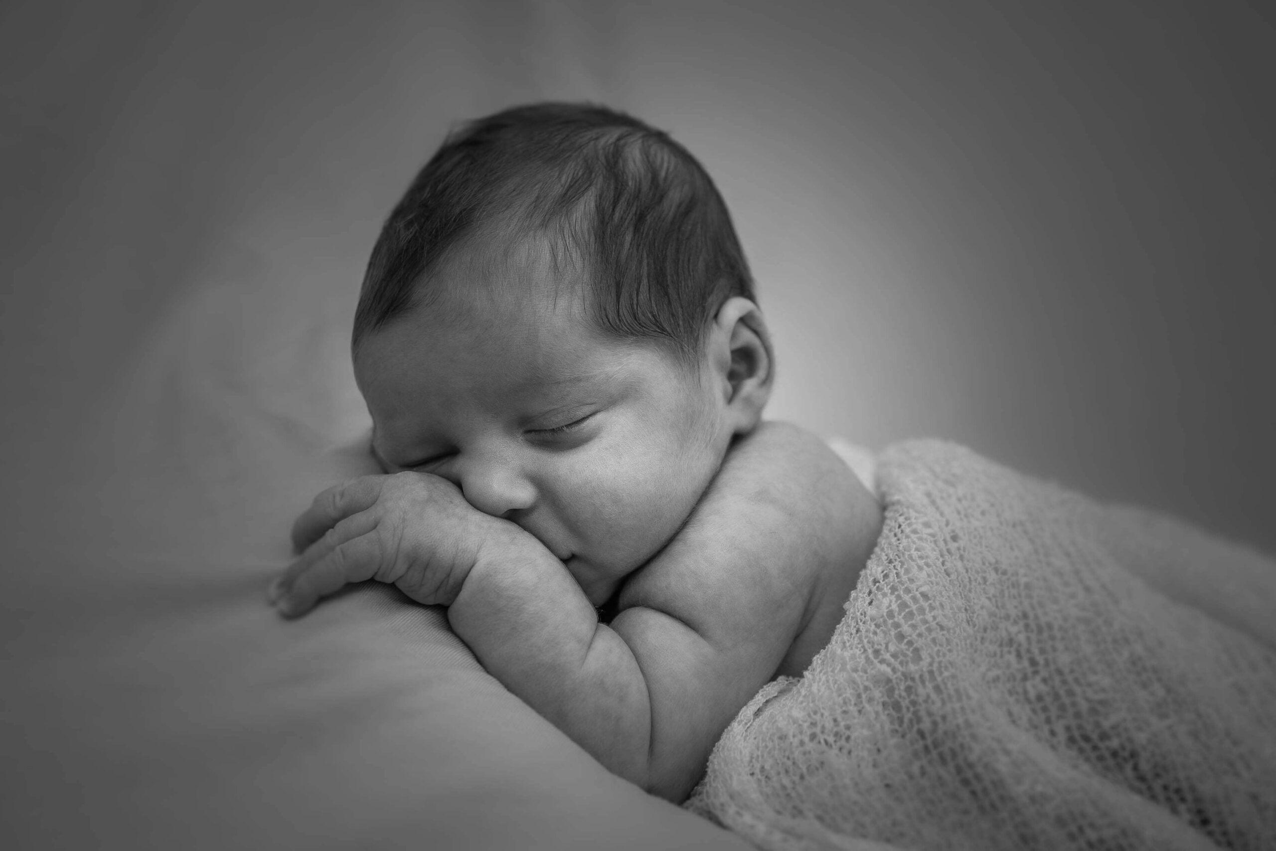 Baby liegt auf der Couch