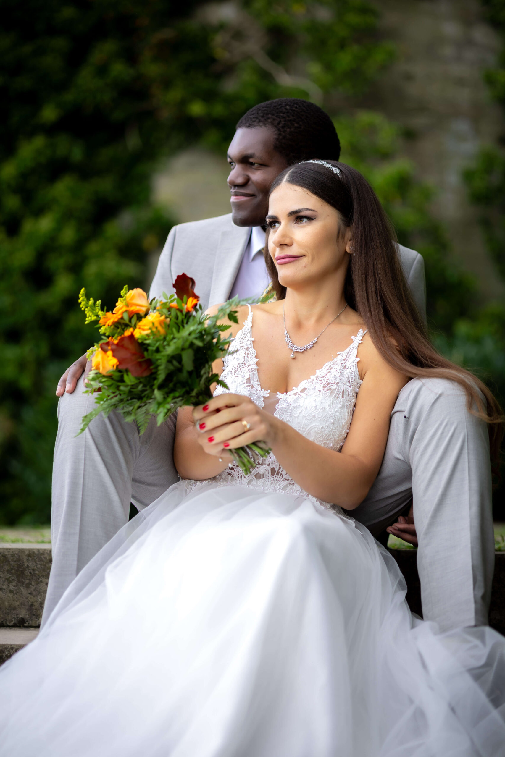 Hochzeitspaar im Paar auf der Treppe