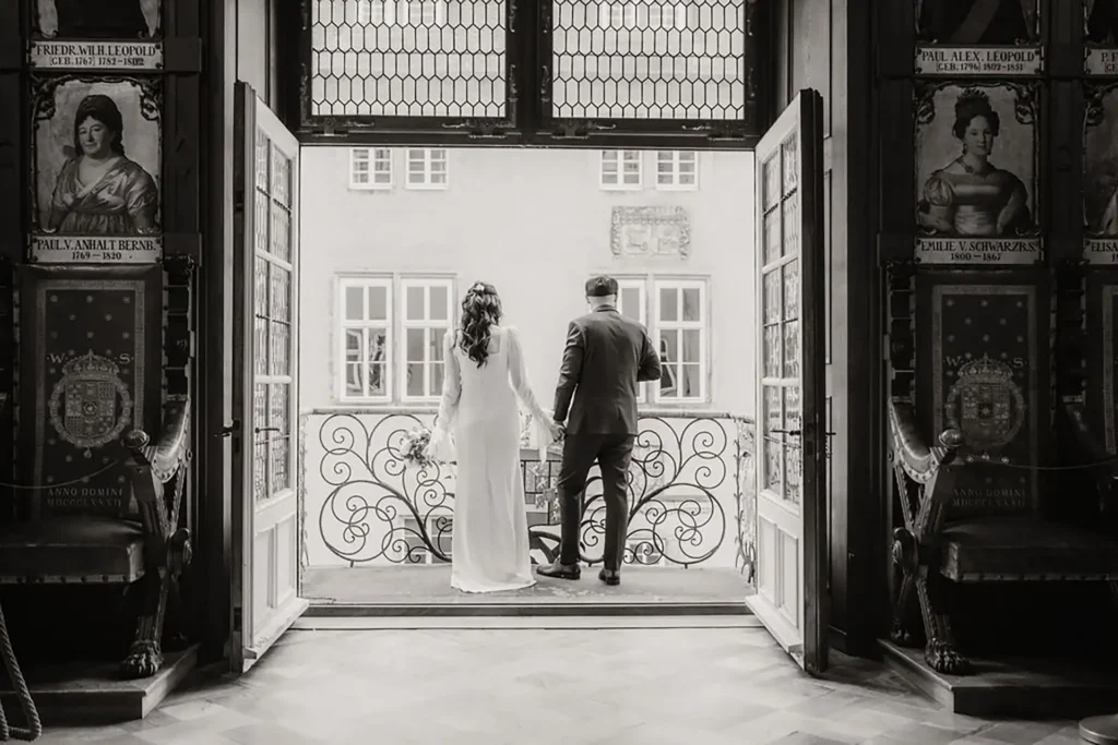 Hochzeitsshooting im Schloss Detmold Brautpaar heiratet in einem Märchenschloss (15)