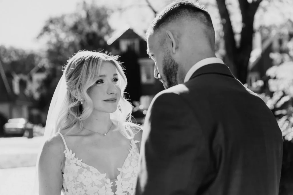 first look schwarz weiss braut geruehrt braeutigam