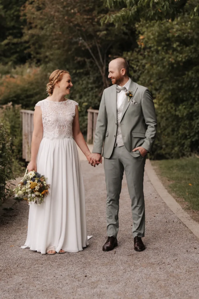 hochzeitsfotograf bielefeld brautpaar hand in hand lachend 092