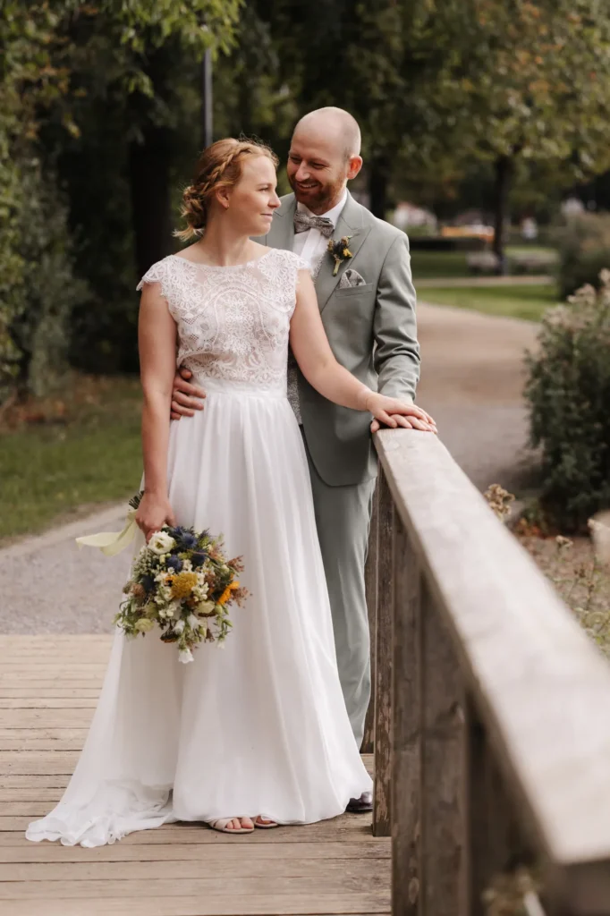 hochzeitsfotograf bielefeld brautpaar holzbruecke brautstrauss 024